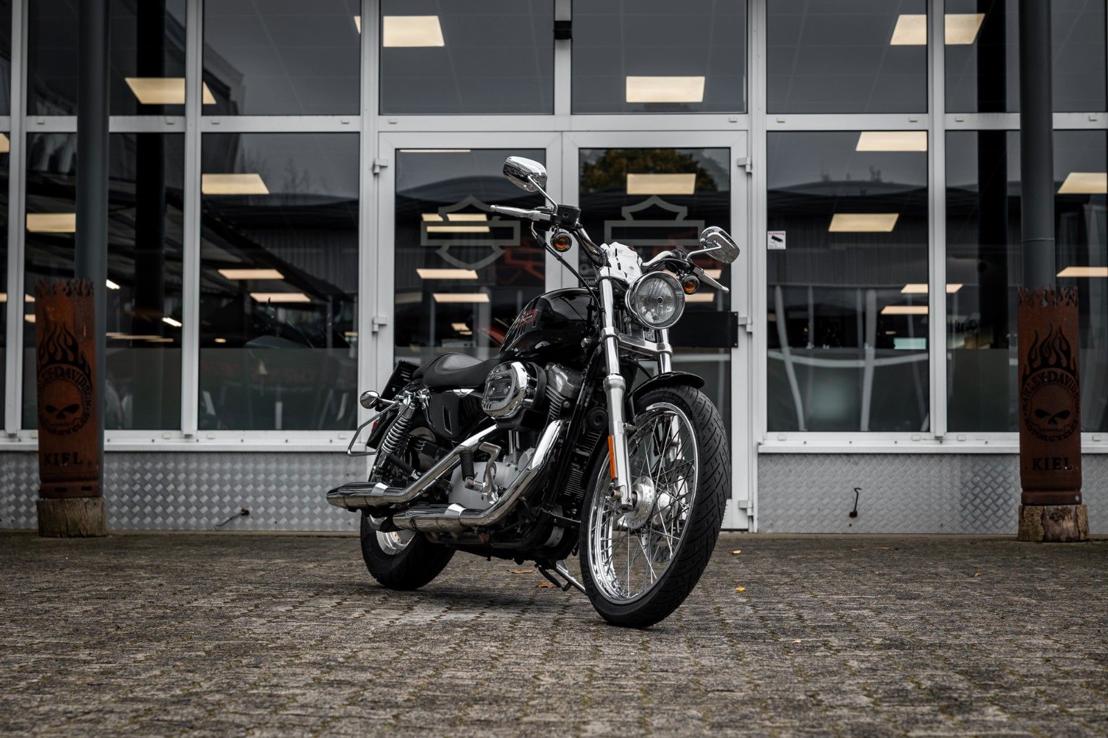 Fahrzeugabbildung Harley-Davidson XL883C CUSTOM SPORTSTER - VORVERLEGTE FUßRASTE