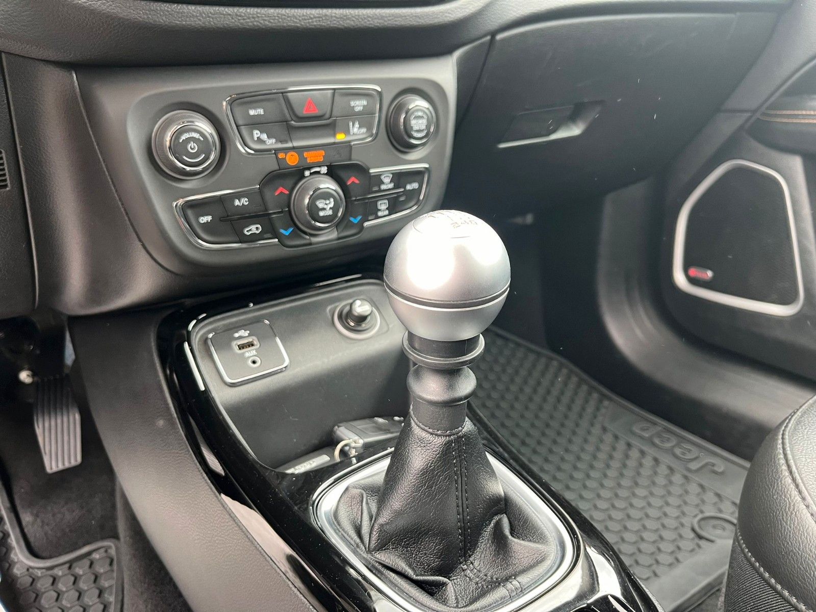 Fahrzeugabbildung Jeep Compass Limited FWD