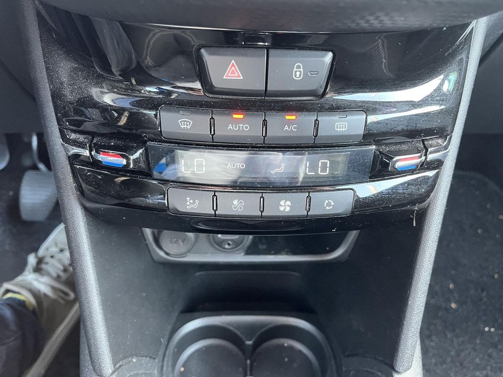 Peugeot 208 1.2 PureTech GT-line navi Händlerwartung