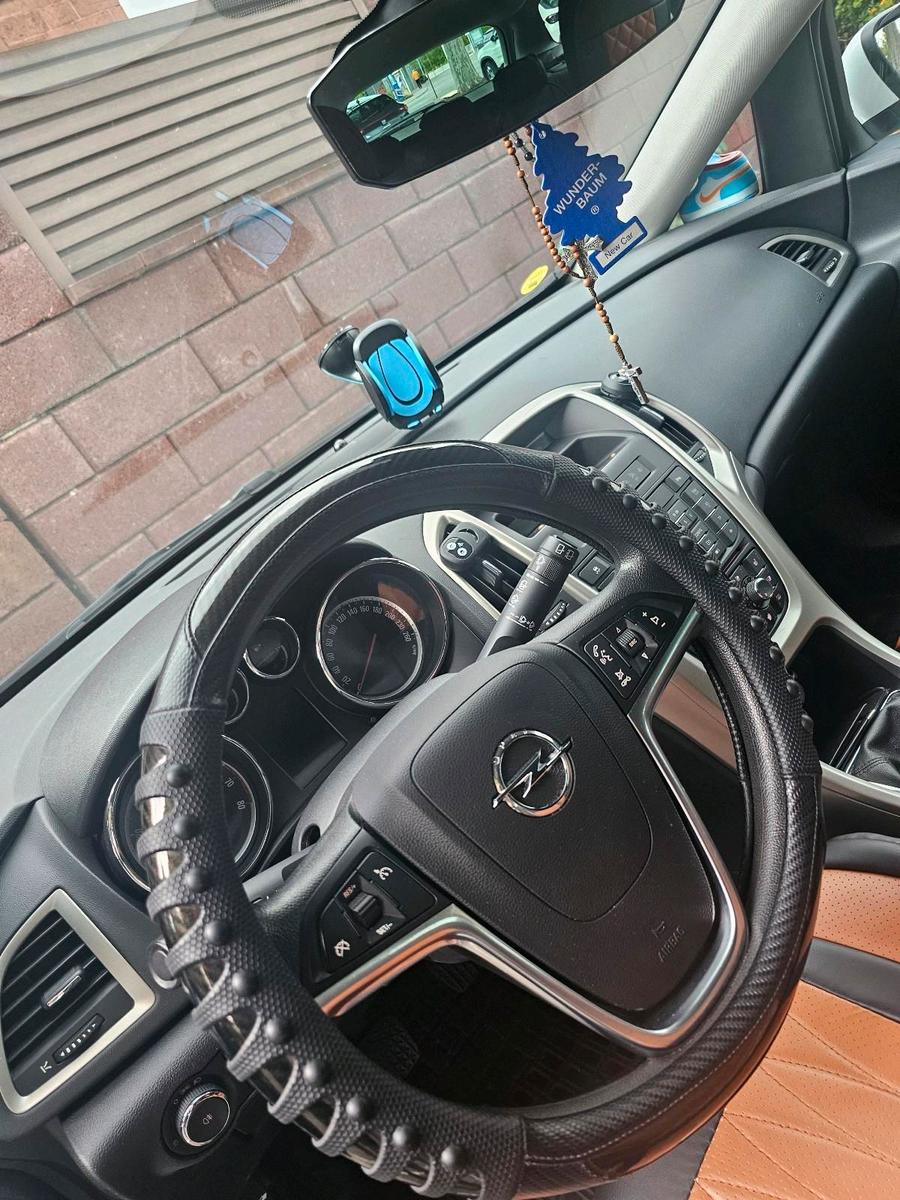 Opel Astra 2011 — photo 10