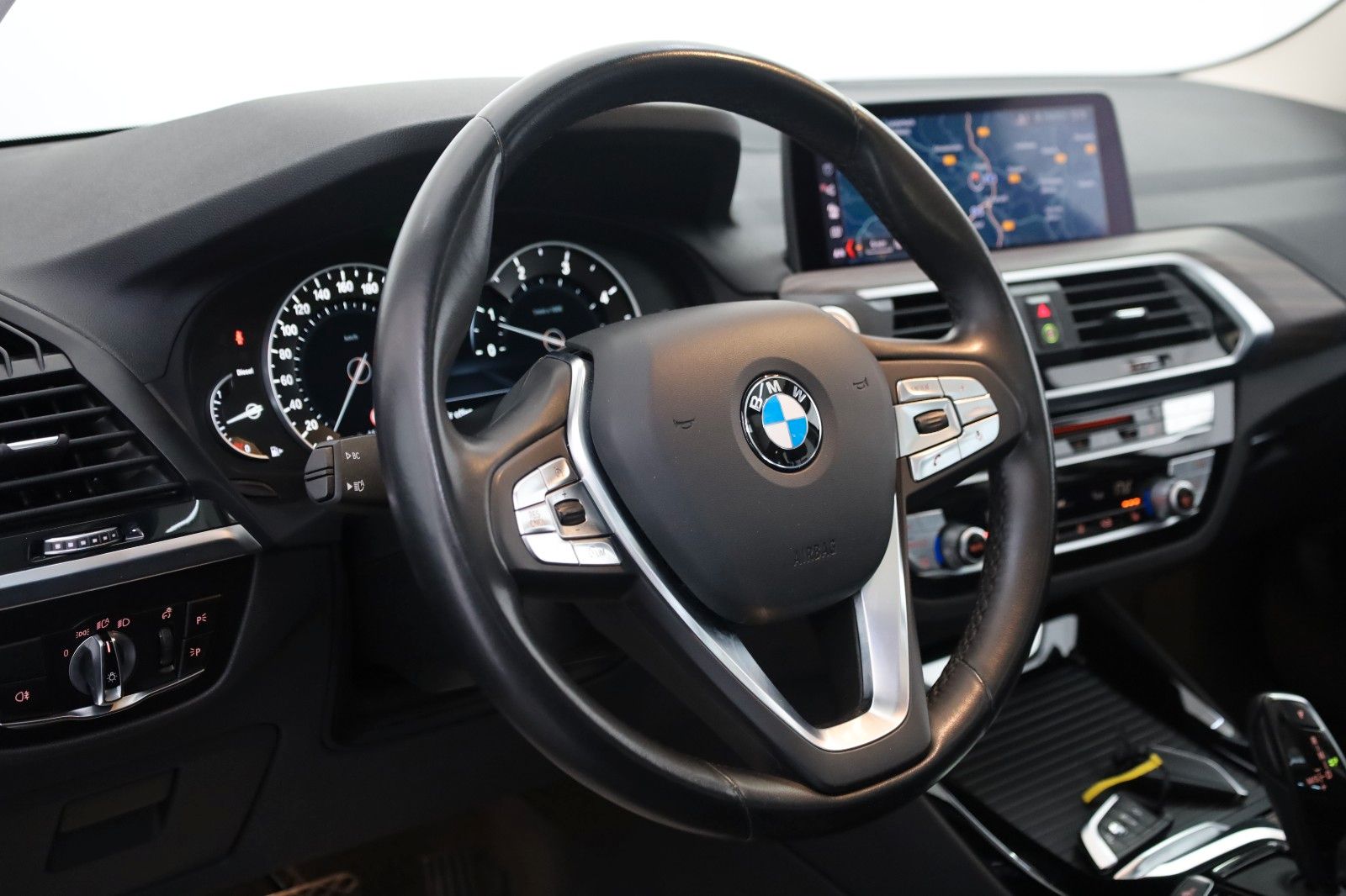 Fahrzeugabbildung BMW X3 xDrive 20d Advantage,Leder,Navi,HUD,PanoD,AHK