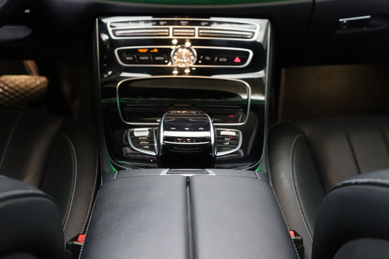 Fahrzeugabbildung Mercedes-Benz E 400 T 4Matic * Airmatic * STHZ * Memory AVANTG