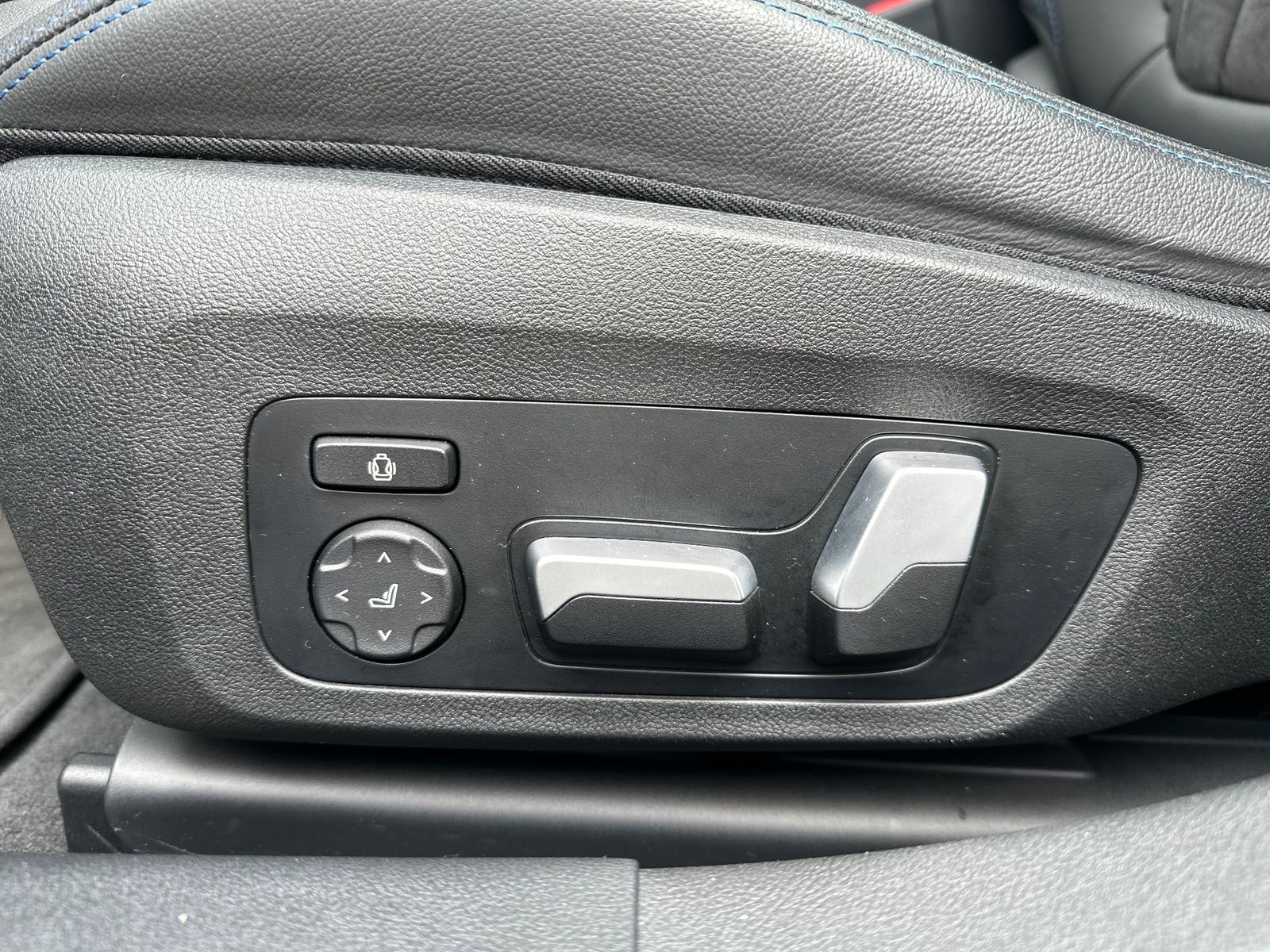 Fahrzeugabbildung BMW i4 eDrive40 Gran Coupé M-Sport NAV+LED+PANO+AHK