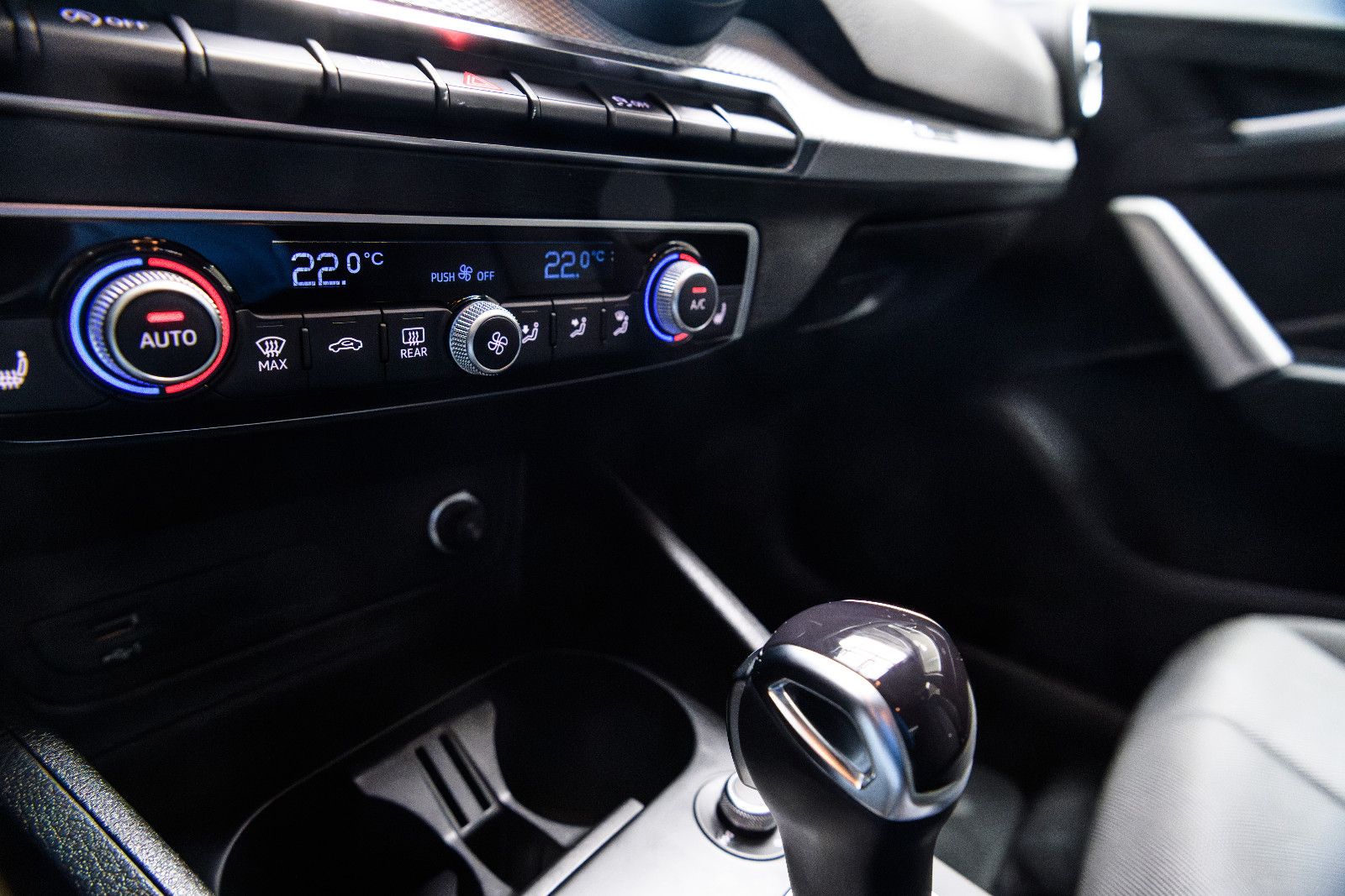 Fahrzeugabbildung Audi Q2 35 TFSI S tronic LED/SZH/RFK/NAVI/GJR
