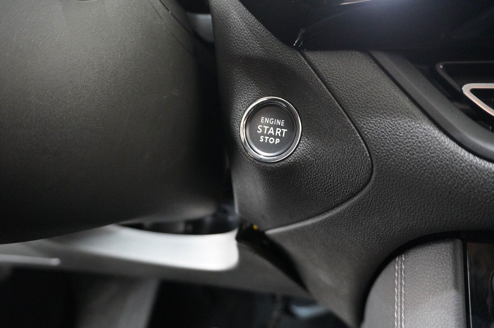 Fahrzeugabbildung Opel Grandland (X) ULTIMATE 4HYBRID NAVI/LED/SPORT/SH
