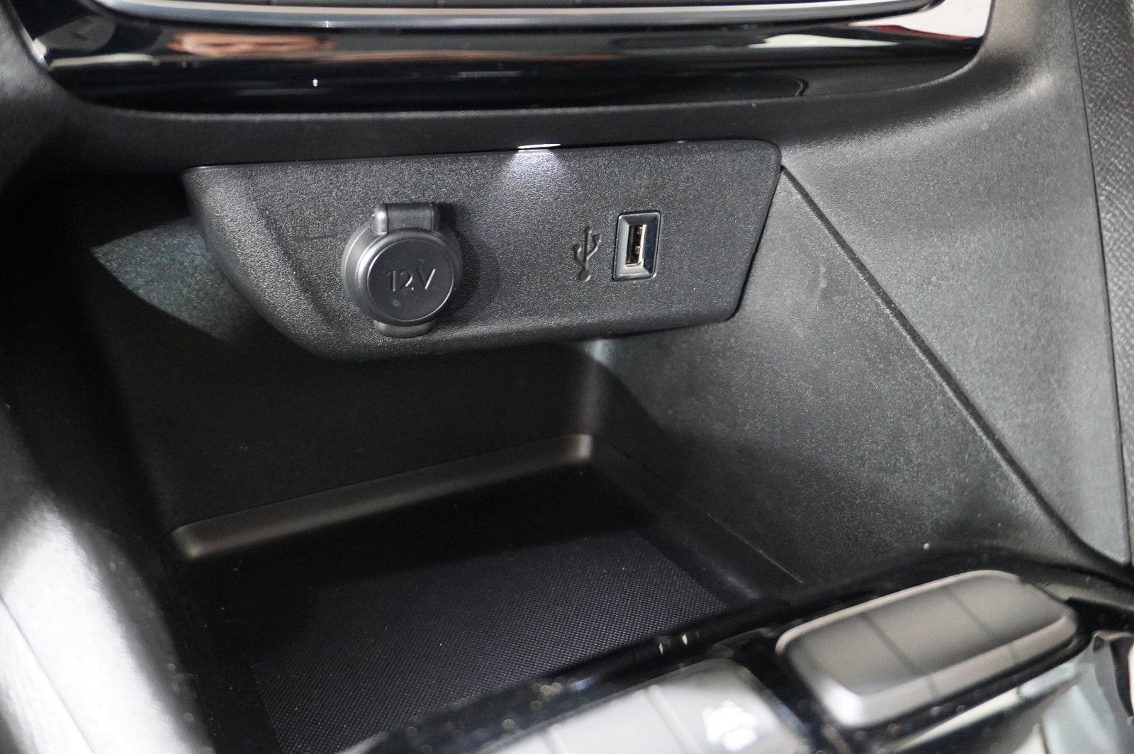 Fahrzeugabbildung Opel Corsa-e F EDITION 7KW NAVI/VIRT/TEMP/DAB/WÄRMEP.