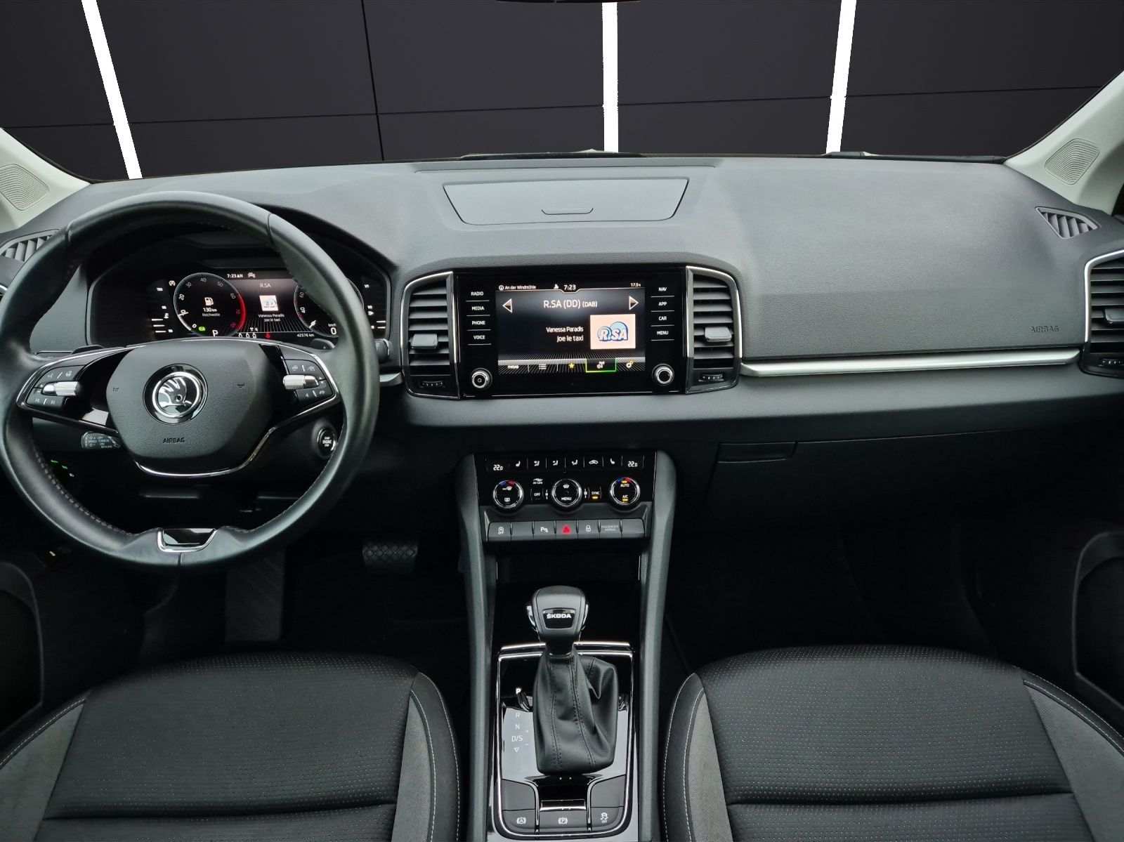 Fahrzeugabbildung SKODA Karoq TSI Tour DSG LED Navi ACC RFK SH