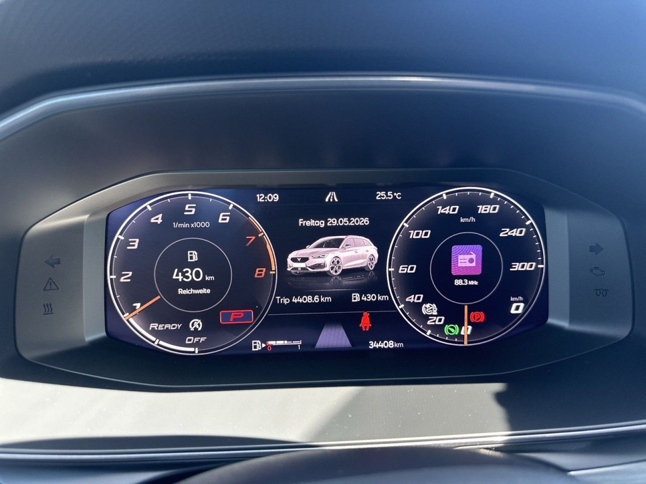 Fahrzeugabbildung CUPRA Leon Sportstourer 1.5 eTSI 150 PS DSG - mit KI generiert/bearbeitet