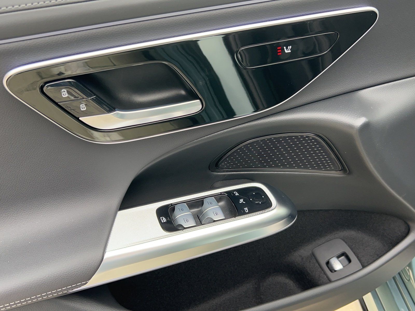 Fahrzeugabbildung Mercedes-Benz E 200 AMG Pano DISTRO Kamera NIGHT KeyGO 19"