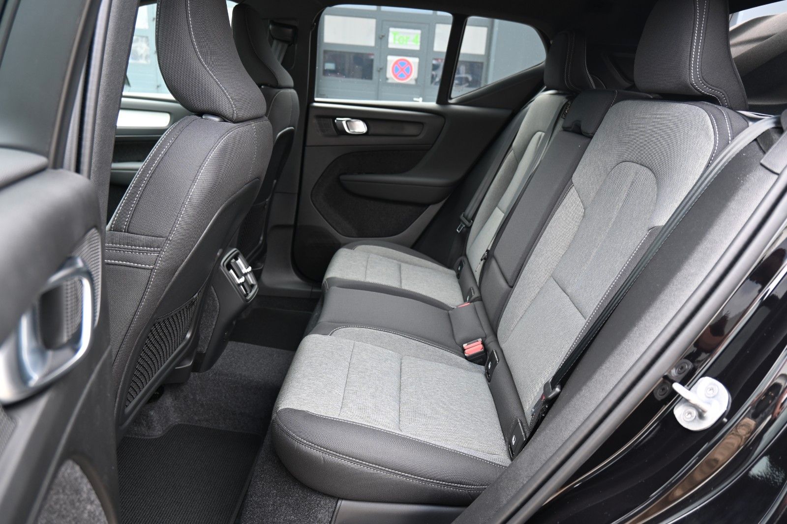 Fahrzeugabbildung Volvo XC40 B3 DKG Plus Dark*FSHZG*360°*AHK*AllSeason