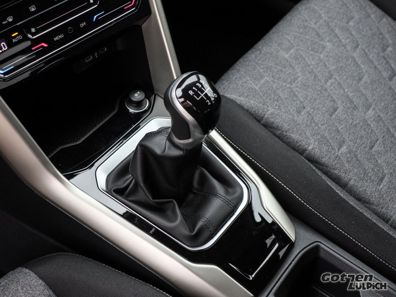 Fahrzeugabbildung Volkswagen T-Roc Move 1.5 TSI Navi Rückfahrkamera AHK LED