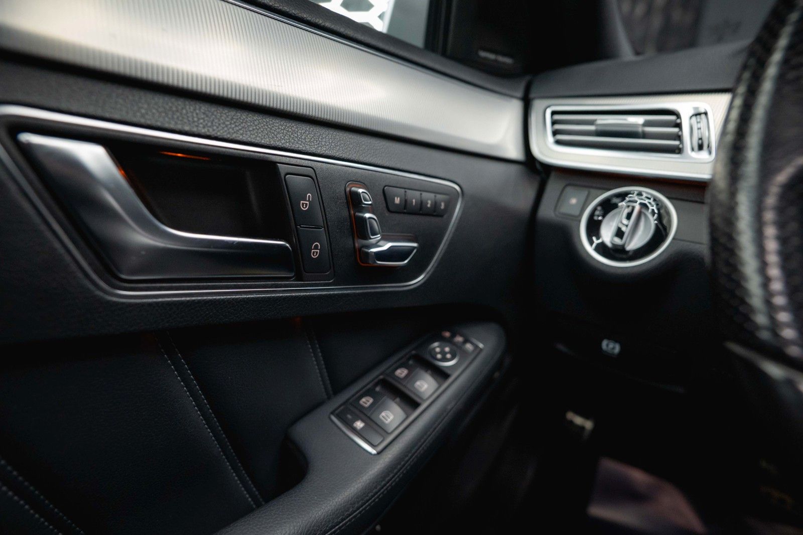 Fahrzeugabbildung Mercedes-Benz E 500 V8 CGI AMG Sport *Airmatic*Pano*ACC*H&K*