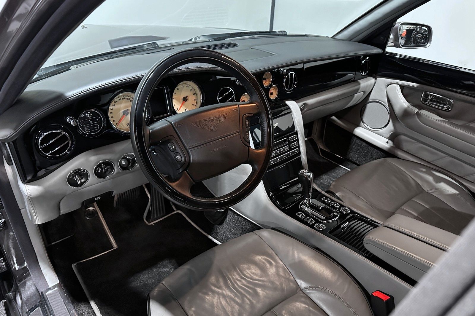 Fahrzeugabbildung Bentley Arnage R | Kühlschrank | Neues Infotainment