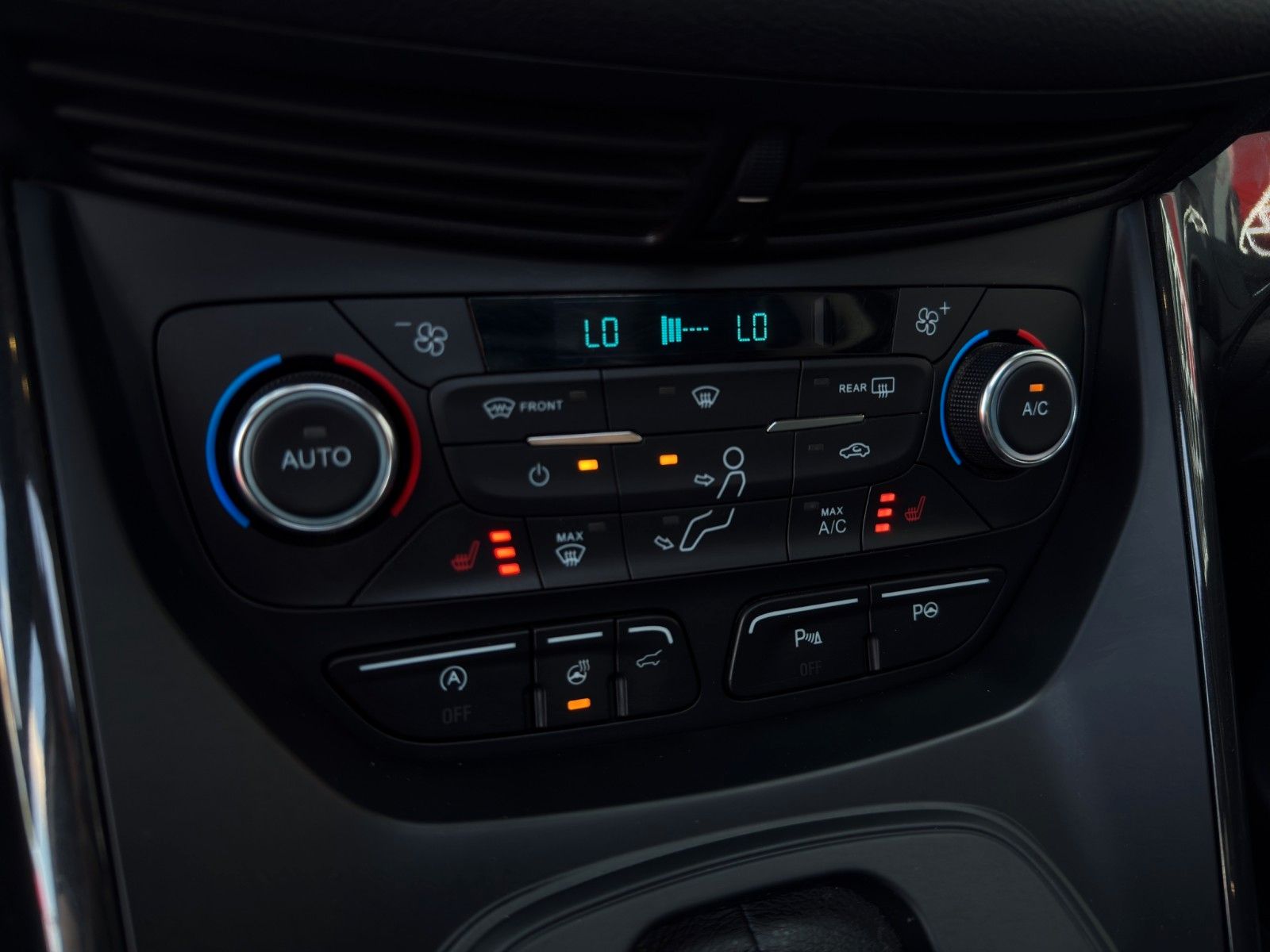Fahrzeugabbildung Ford Kuga Titanium*Bhz-Lenkrad*RFK*ACC*Pano*Bi-Xenon*