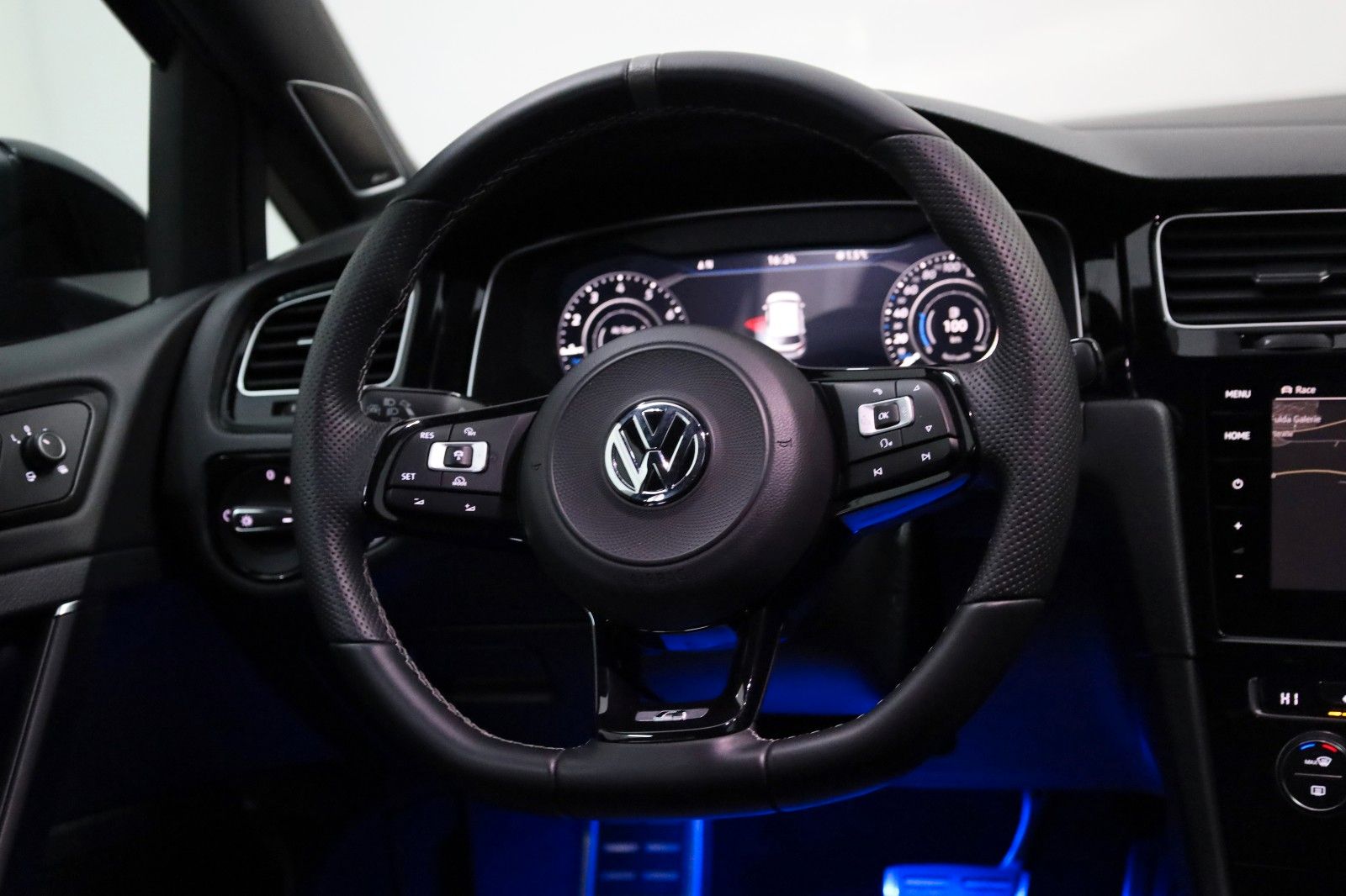 Fahrzeugabbildung Volkswagen Golf VII R, 4M,DSG,Perform,Leder,Navi, Akrapovič