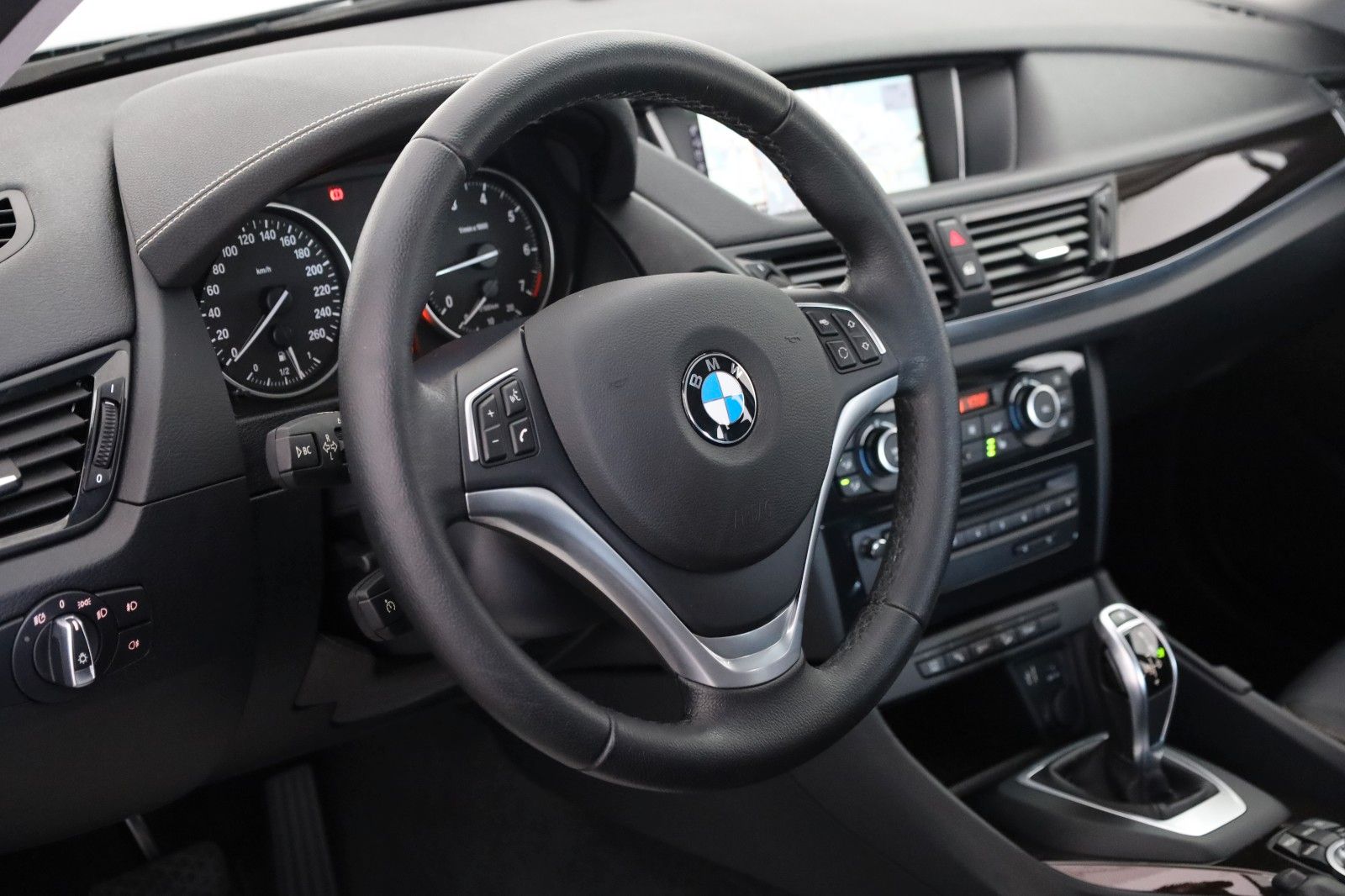 Fahrzeugabbildung BMW X1 20i xDrive XLine Navi,Xenon,Kamera,SH,PDC,AHK