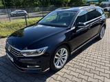 Volkswagen Passat 2.0 R-Line Exclusive Navi+Camera/Massage - Volkswagen Passat Variant in Köln