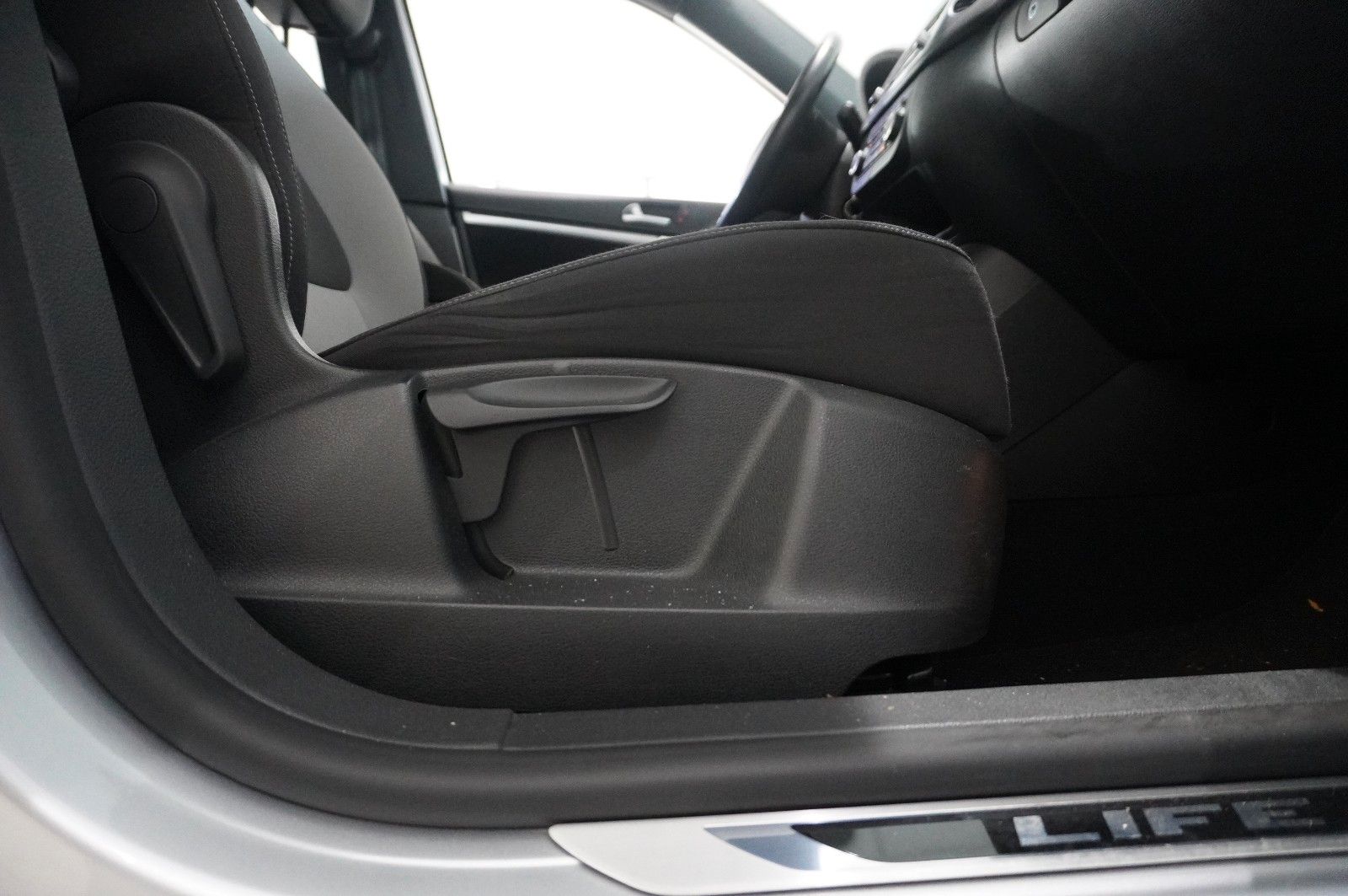 Fahrzeugabbildung Volkswagen Tiguan 2.0D LIFE KLIMA/SHZ/PDC/AUX/NEBEL
