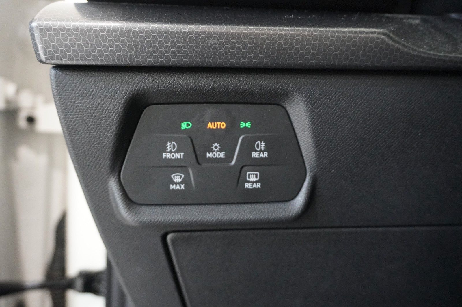 Fahrzeugabbildung SEAT Leon ST 2.0 TDI STYLE NAVI/LED/VIRT/SPORT/SH/DAB