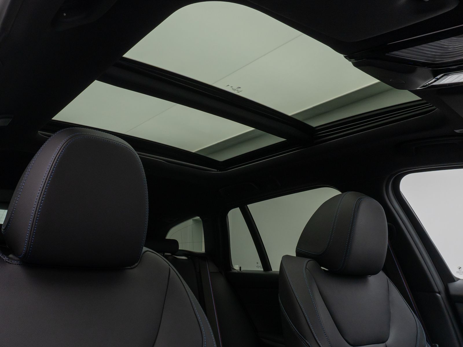 Fahrzeugabbildung BMW 330e M Sport Pro Panorama 360°HUD DAB HiFi AHK
