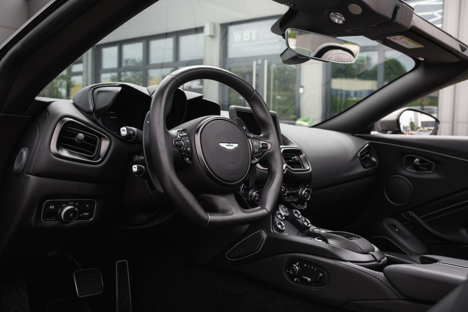 Fahrzeugabbildung Aston Martin V8 Vantage-Roadster-AM Spezialfarbe-Sport Plus.