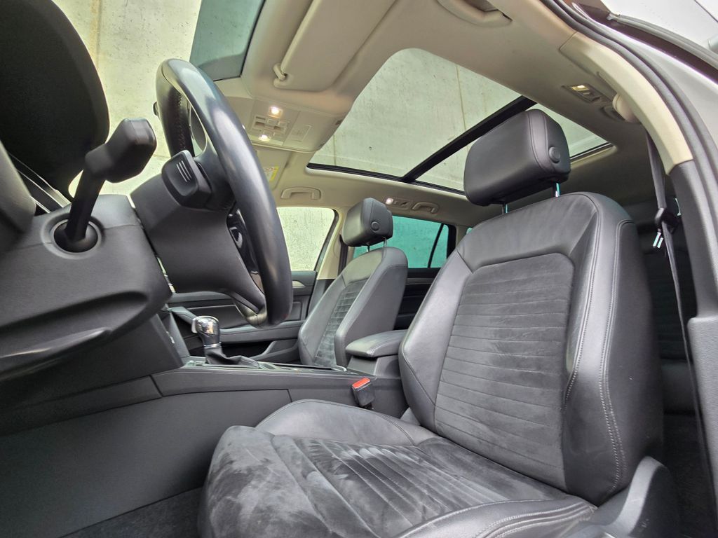 VW Passat Variant R-Line 2.0TDI 150PS DSG Pano DAB VW Passat Variant R-Line 2.0TDI 150PS DSG Pano DAB
