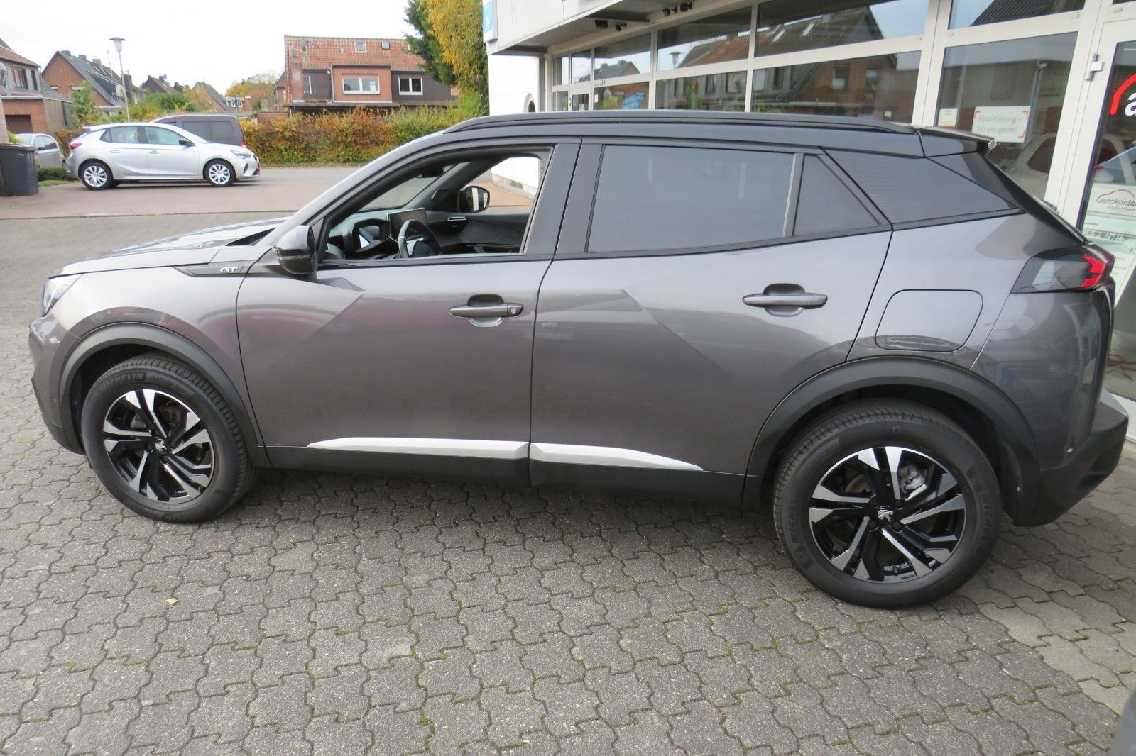 Fahrzeugabbildung Peugeot 2008 GT 1.2 PURETECH NAVI KAMERA PDC ACC 1.HAND