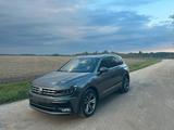 Volkswagen Tiguan 2.0 TDI SCR 176kW DSG 4MOTION Highlin... - mit Diesel-Antrieb: Grau, Teilleder, Panorama-Dach
