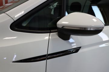 Volkswagen Touran 2.0 DSG R-Line 7-Sitze AHK Kamera