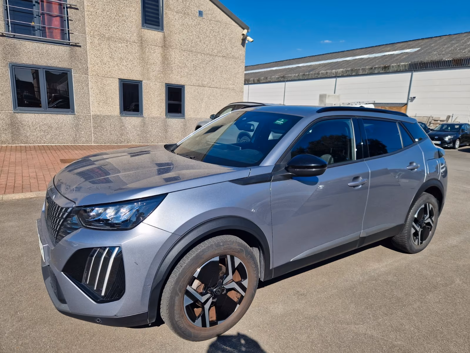Peugeot 2008 1,2i 96 KW EAT8 Allure, KLIMA, NAVI, CAMERA