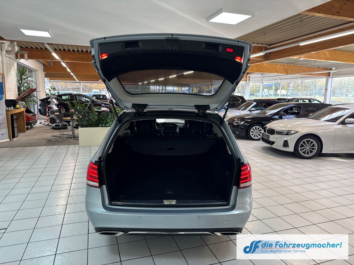 Fahrzeugabbildung Mercedes-Benz E 200 BlueTec Niveau AHK-klappbar LED Blendfreie