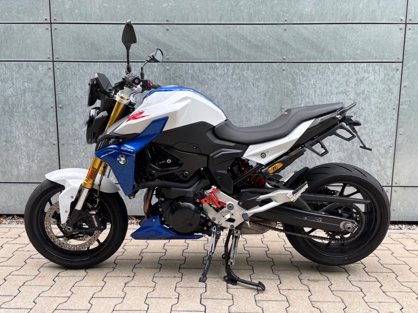 Fahrzeugabbildung BMW F 900 R Style Sport mit kurzem Kennzeichenhalter