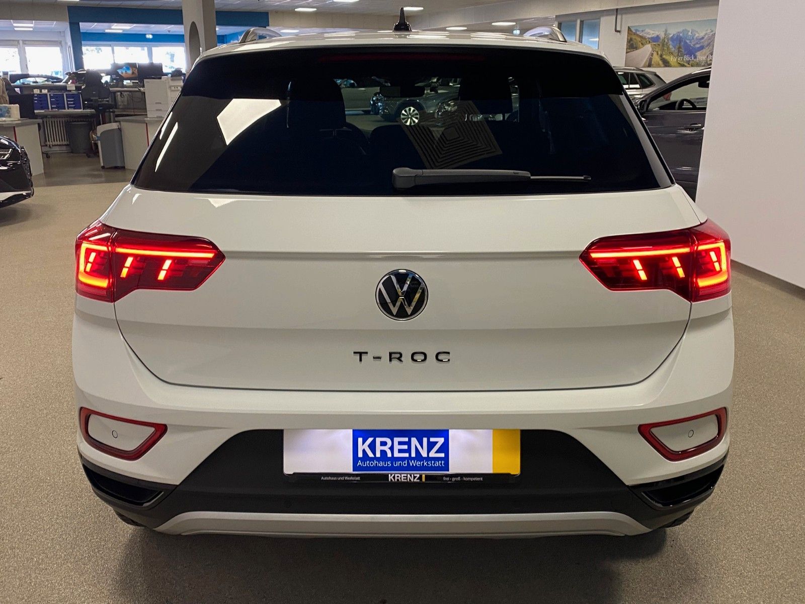 Fahrzeugabbildung Volkswagen T-Roc 1.5 TSI DSG+BLACKSTYLE+PANO+19"+ACC+MATRI+