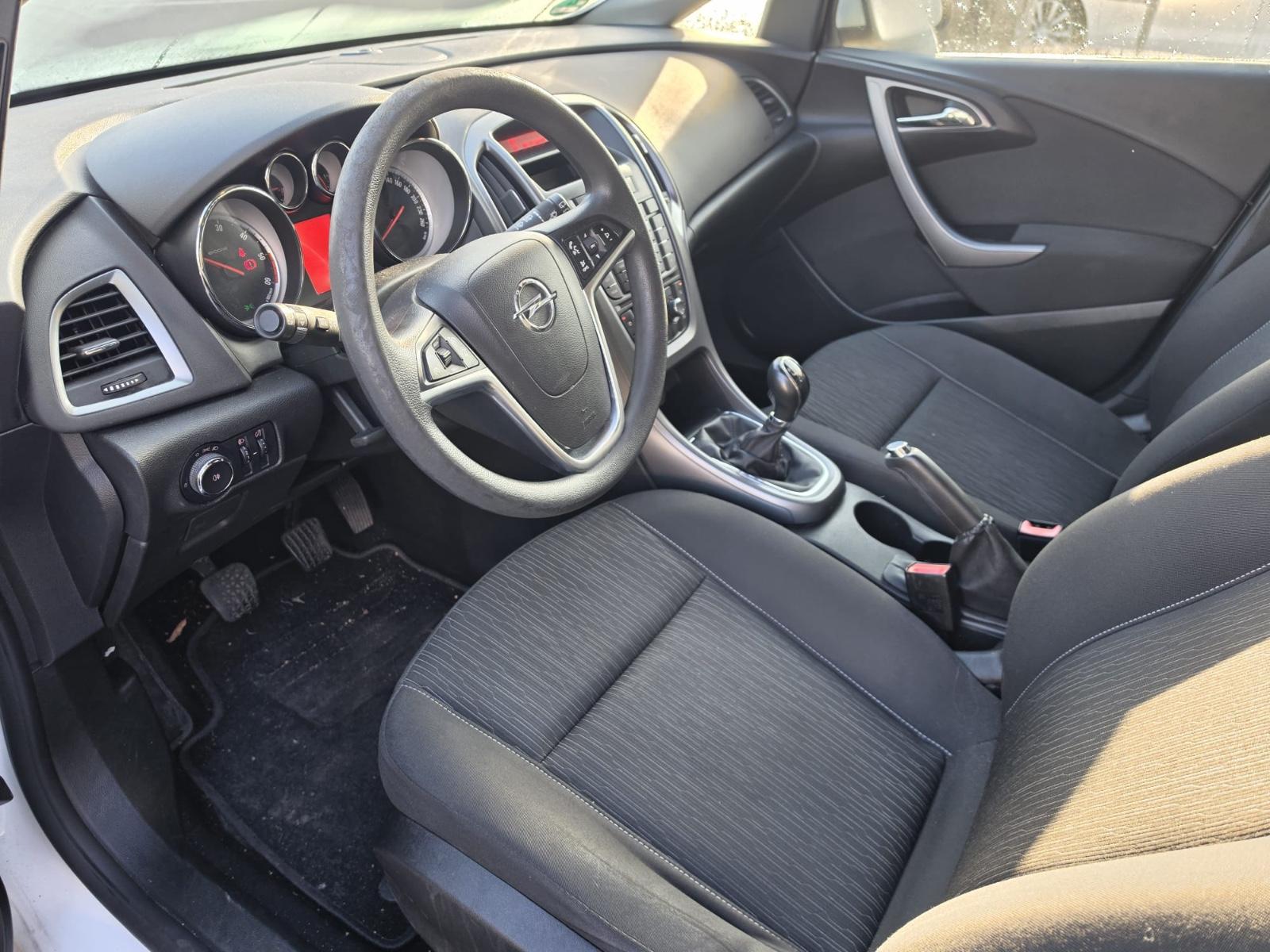 Opel Astra 2013 — photo 6