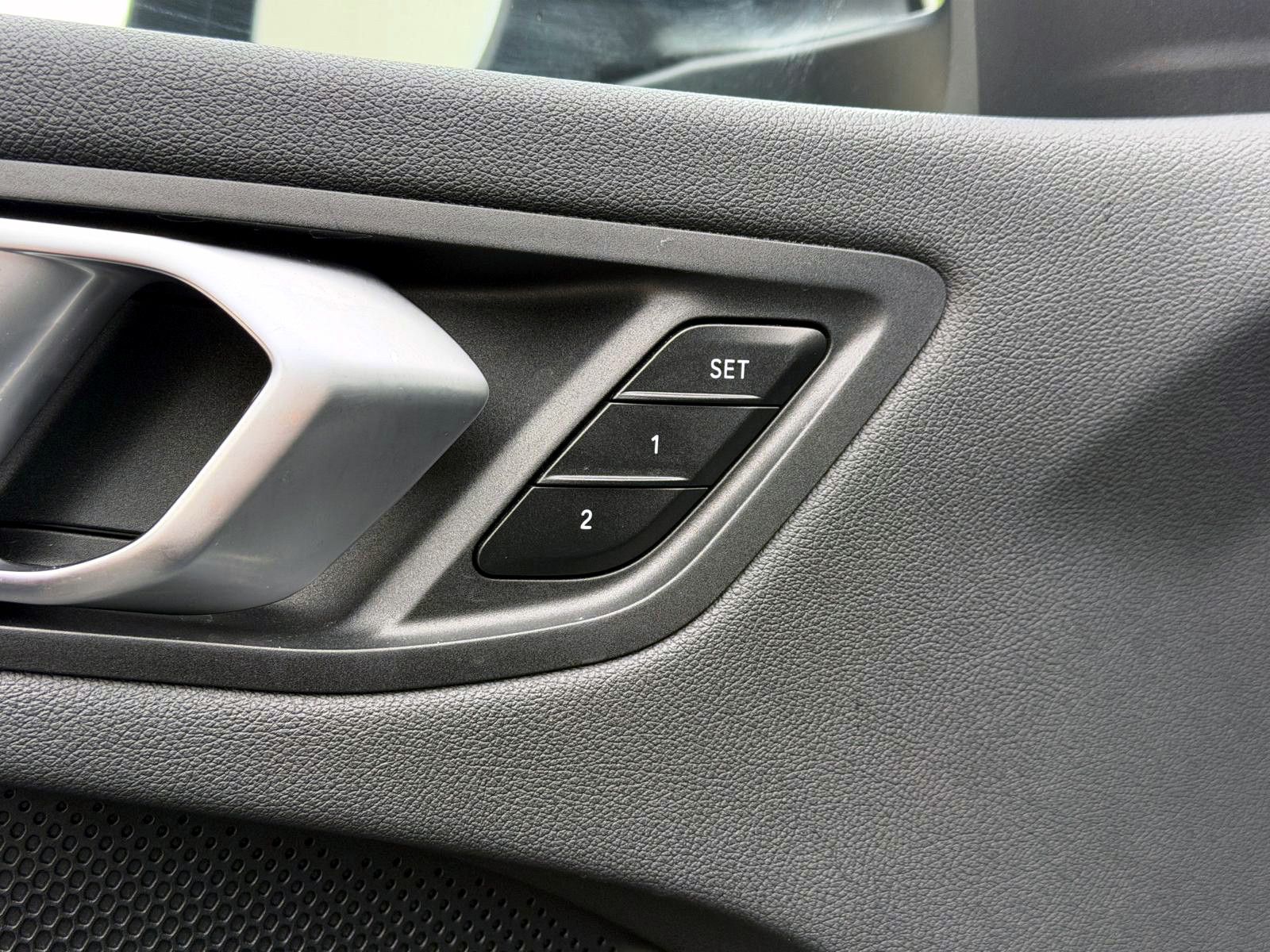 Fahrzeugabbildung BMW 118i Advantage Steptr. HUD KAM SHZ LHZ CarPlay