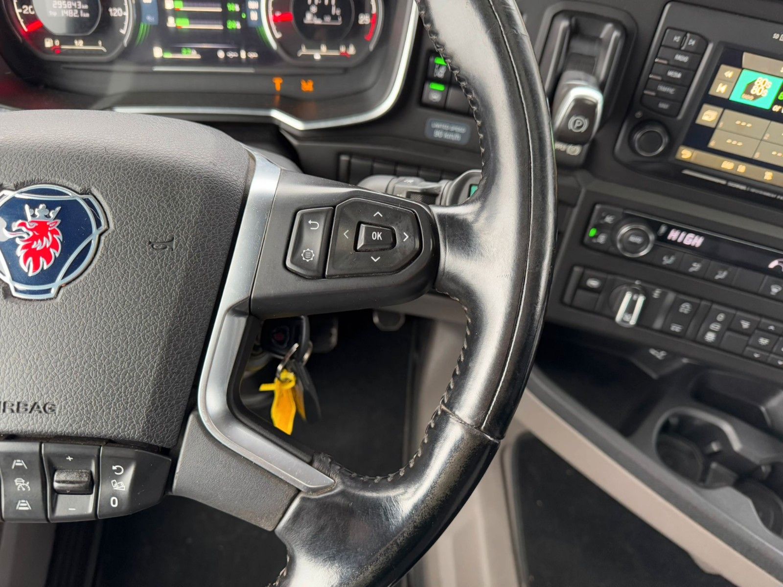 Fahrzeugabbildung Scania R580 V8 HMF 3220-K4 Kran Funk 66 t