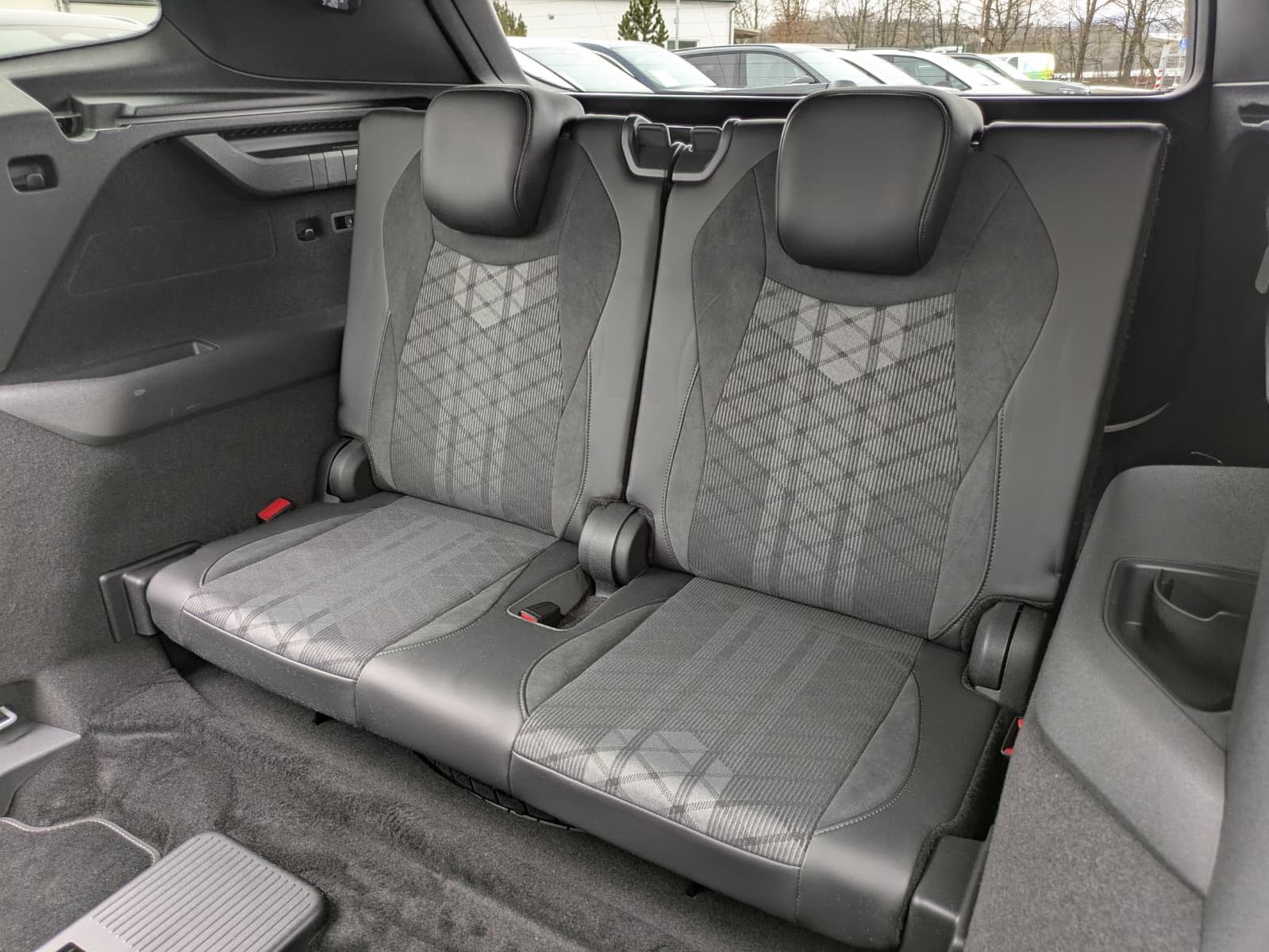 Fahrzeugabbildung Volkswagen Tayron 2.0 TDI 4M R-Line BLACK*7Si*MATRIX*PANO