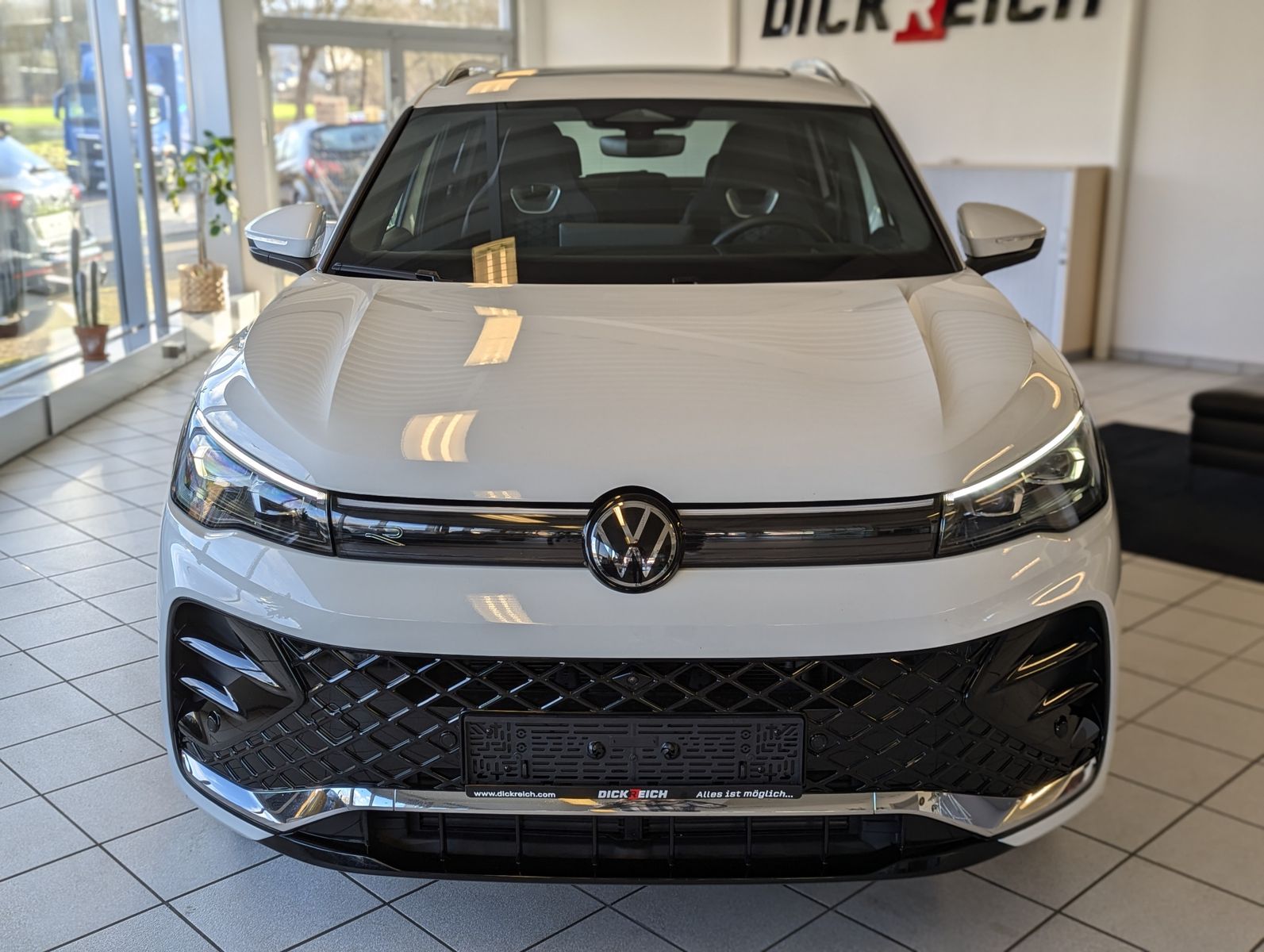 VW Tiguan 2.0TDI R-Line 4M Pano H/K AHK Matrix 20" - Image 2