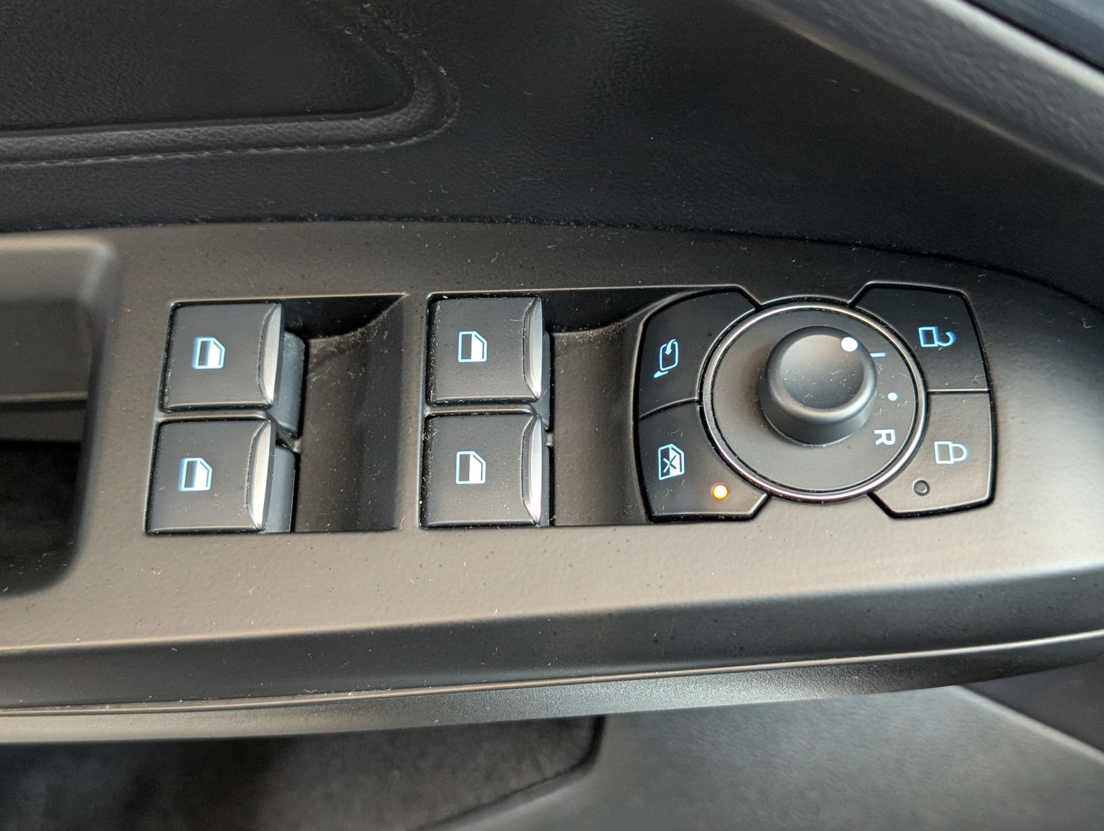 Fahrzeugabbildung Ford Focus Limo EB Active SHz LED Navi ACC Kamera 17"