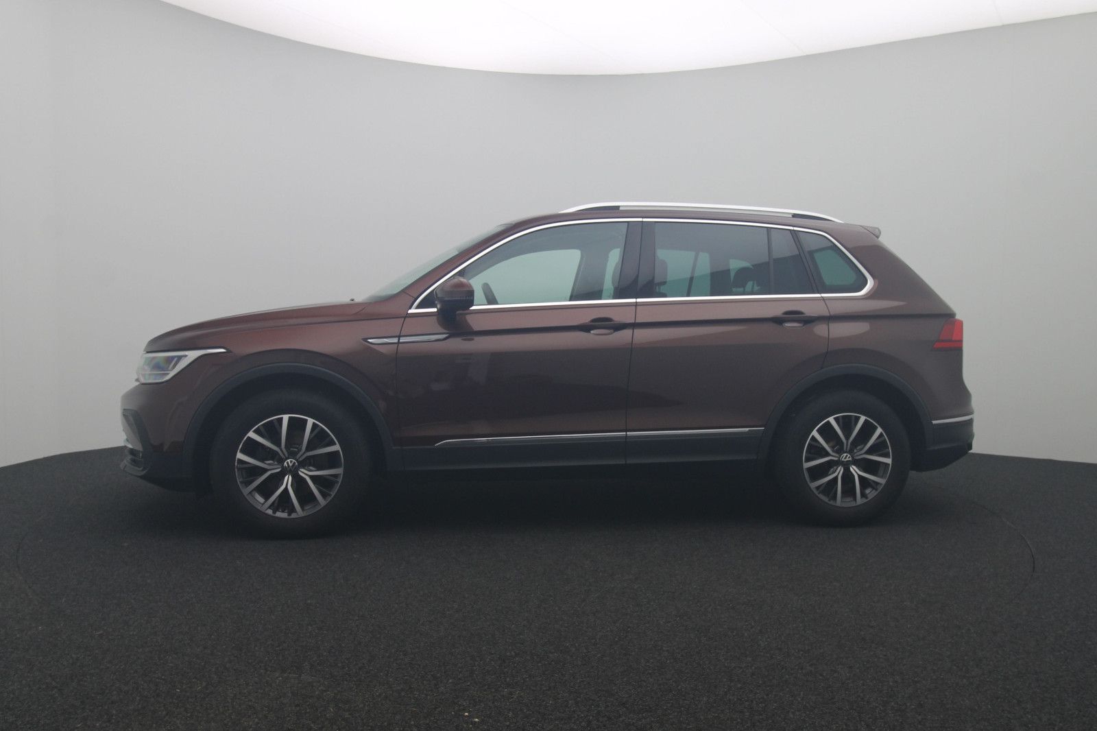 Fahrzeugabbildung Volkswagen Tiguan 1.5 DSG Life ACC LED Apple CarPlay