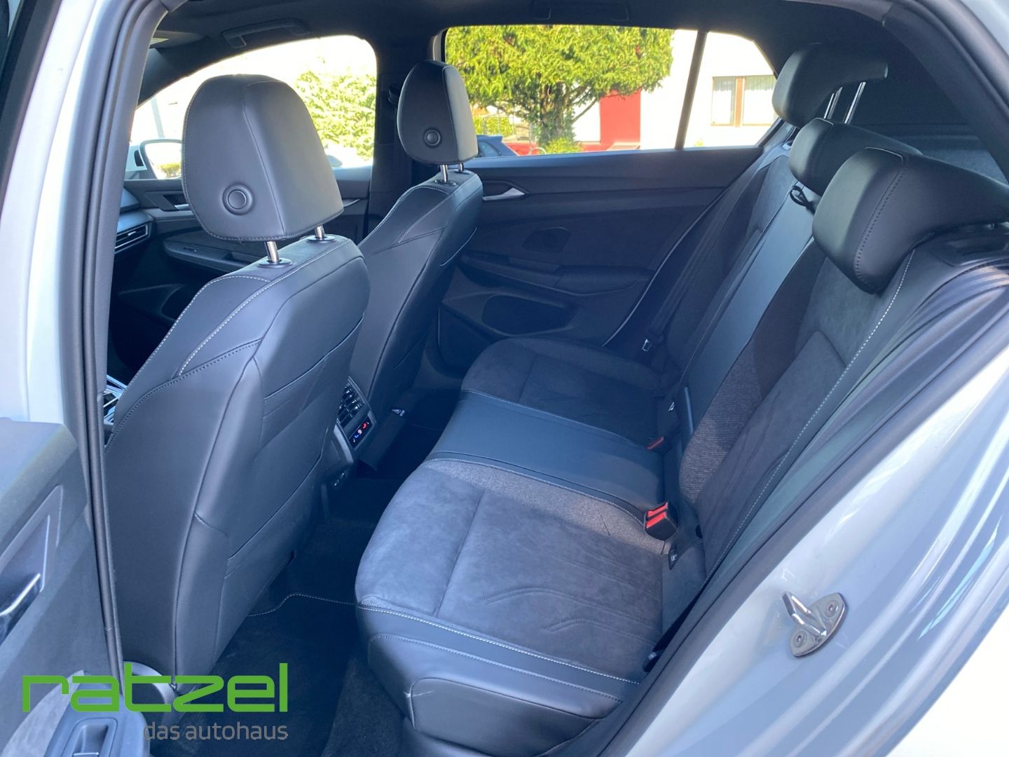 Fahrzeugabbildung Volkswagen Golf Edition 50 1.5eTSI DSG DCC+AHK+Harman+ACC