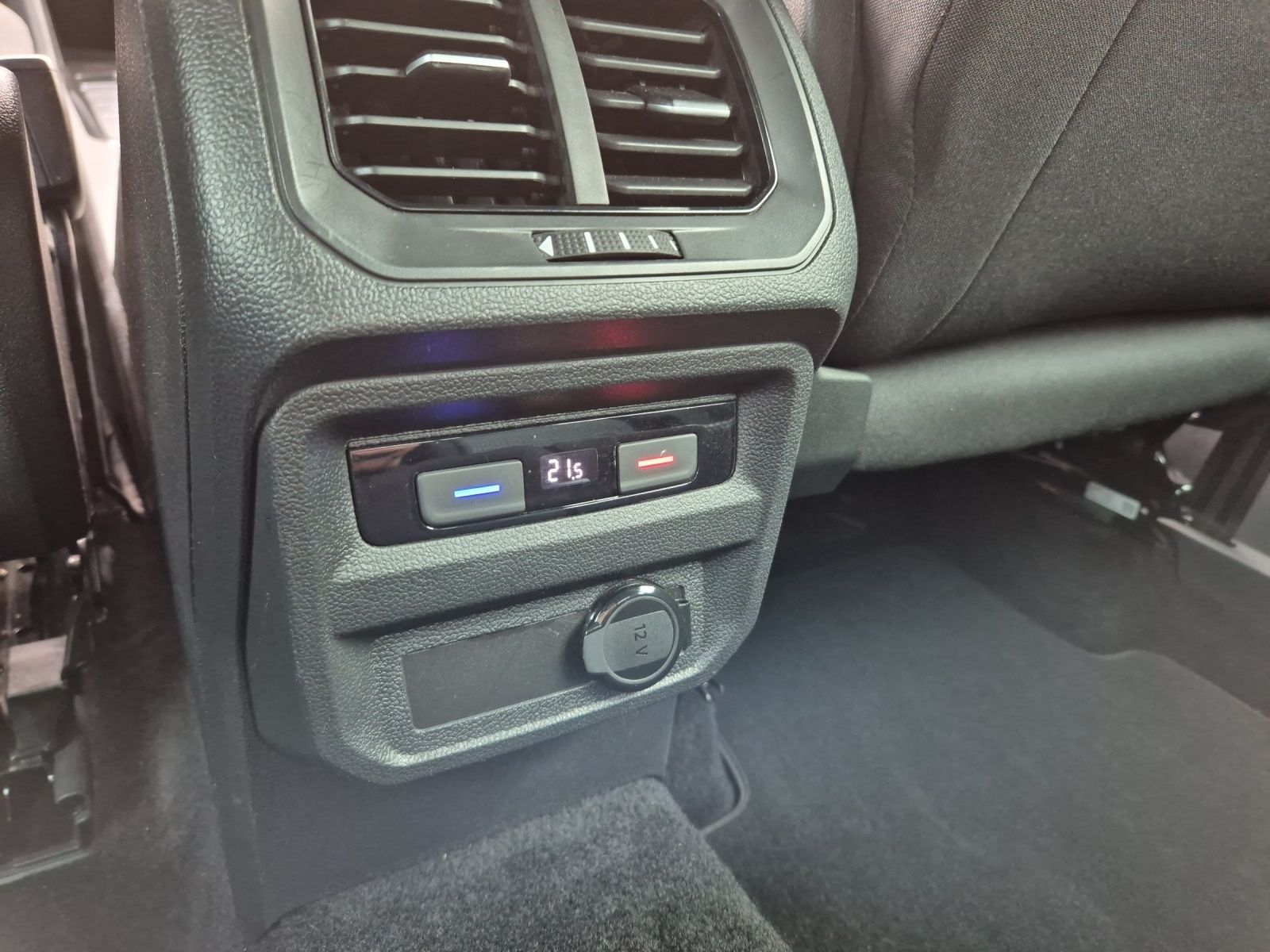 Fahrzeugabbildung Volkswagen Tiguan TSI United DSG LED Navi AID ACC Park-Assi