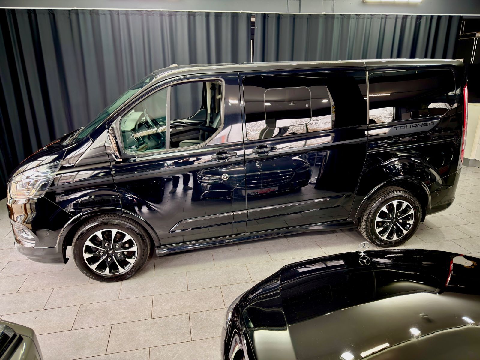 Fahrzeugabbildung Ford Tourneo Custom Sport|AUTOMATIK|LEDER|NAVI|8-SITZ