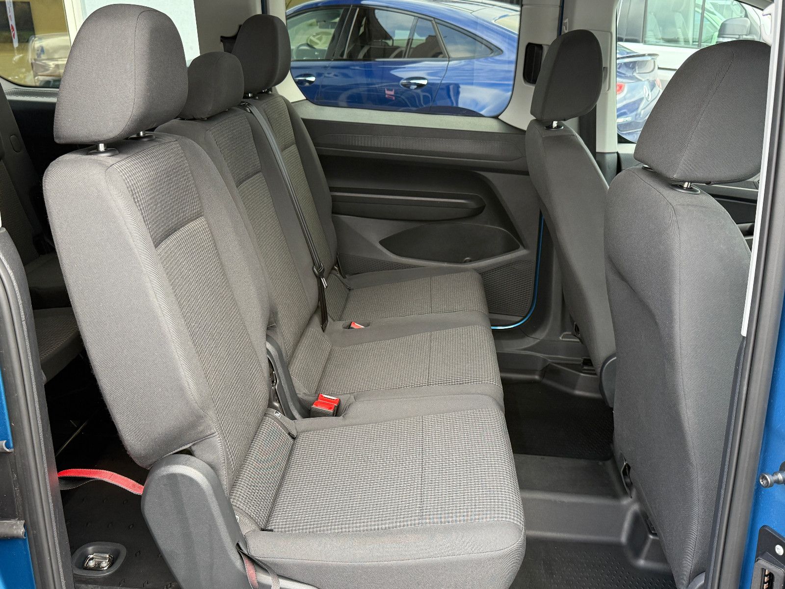 Fahrzeugabbildung Volkswagen Caddy Maxi 7-Sitzer DAB GRA Navi Kamera SHZ PDC