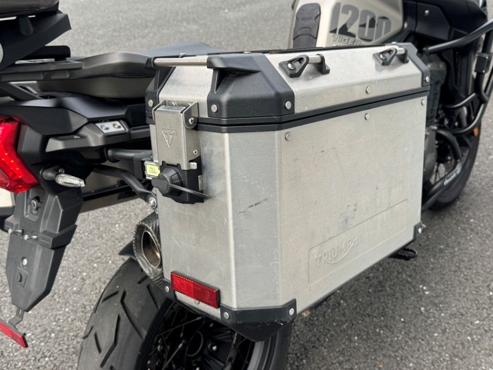 Fahrzeugabbildung Triumph Tiger 1200er Desert Edition Koffer Bügel Scheibe