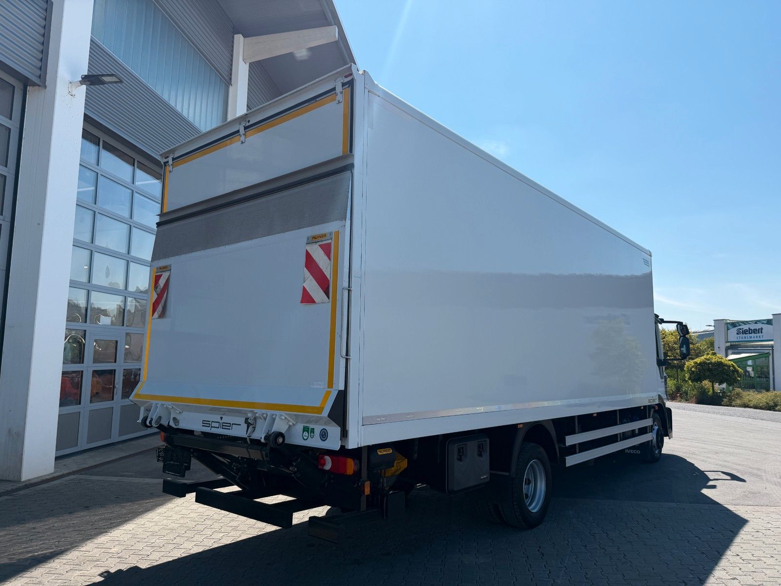 Fahrzeugabbildung Iveco Eurocargo ML120E25 LBW PAlfinger 1.500kg 3 Sitze