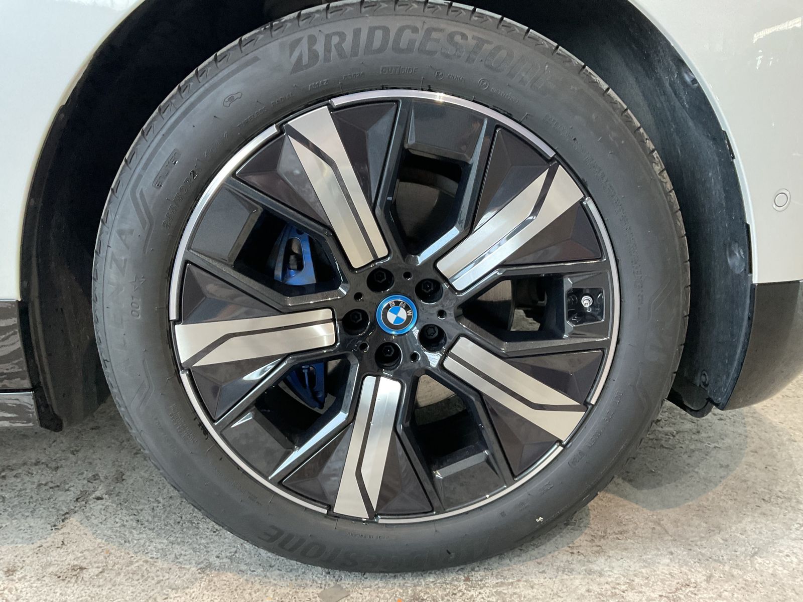 Fahrzeugabbildung BMW iX xDrive50 Sportpaket HK HiFi Pano.Dach AHK