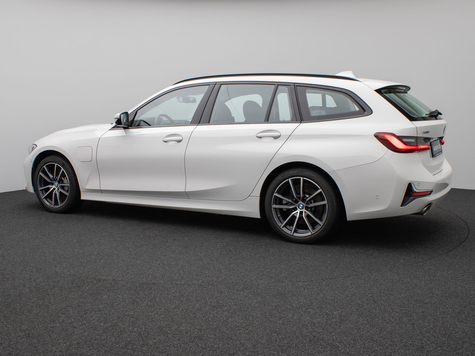 Fahrzeugabbildung BMW 330e xD Luxury Line 360°Laser HUD Komfort Sport