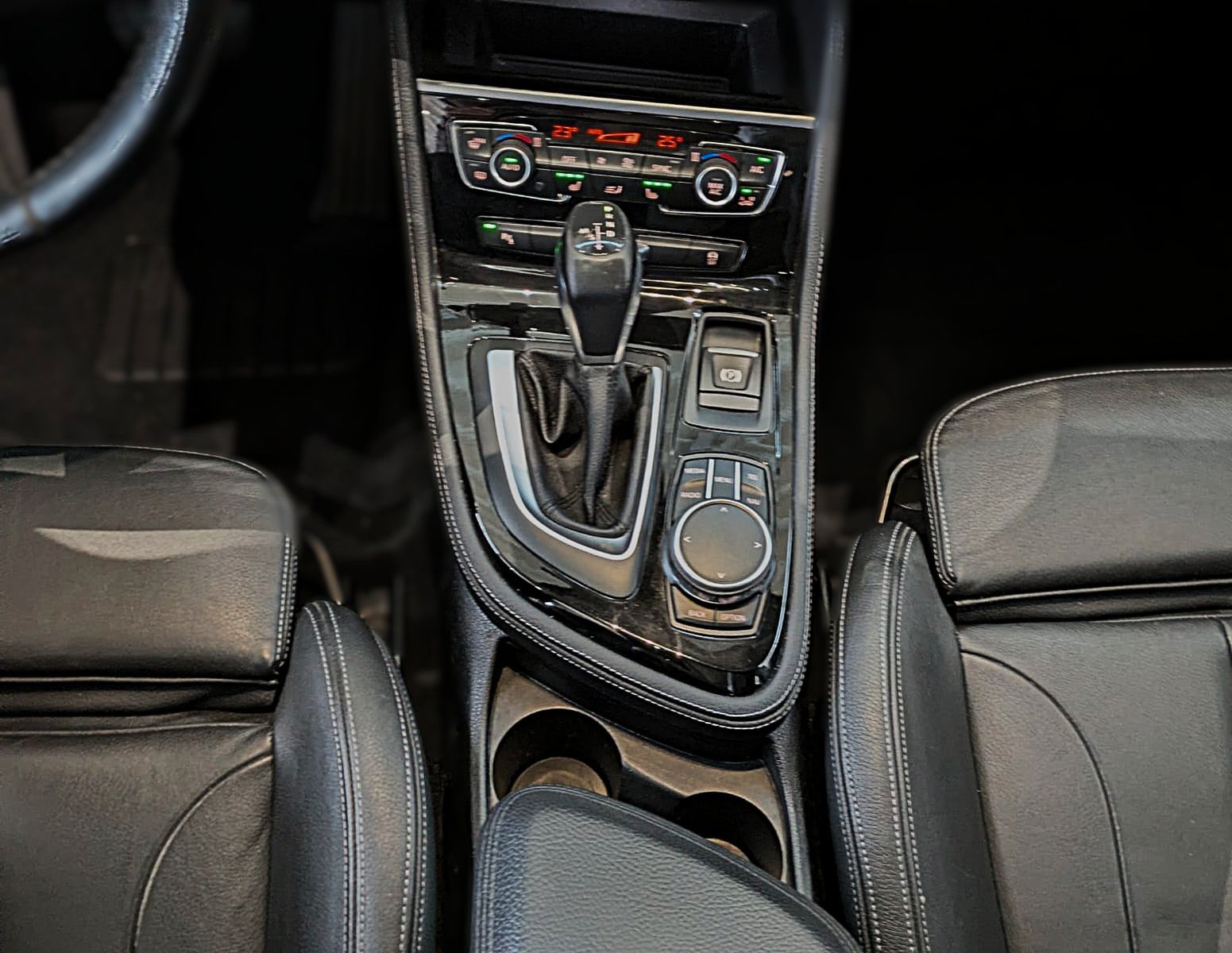Fahrzeugabbildung BMW 220d Gran Tourer LEDER NAVI HUD PANO LED CAM