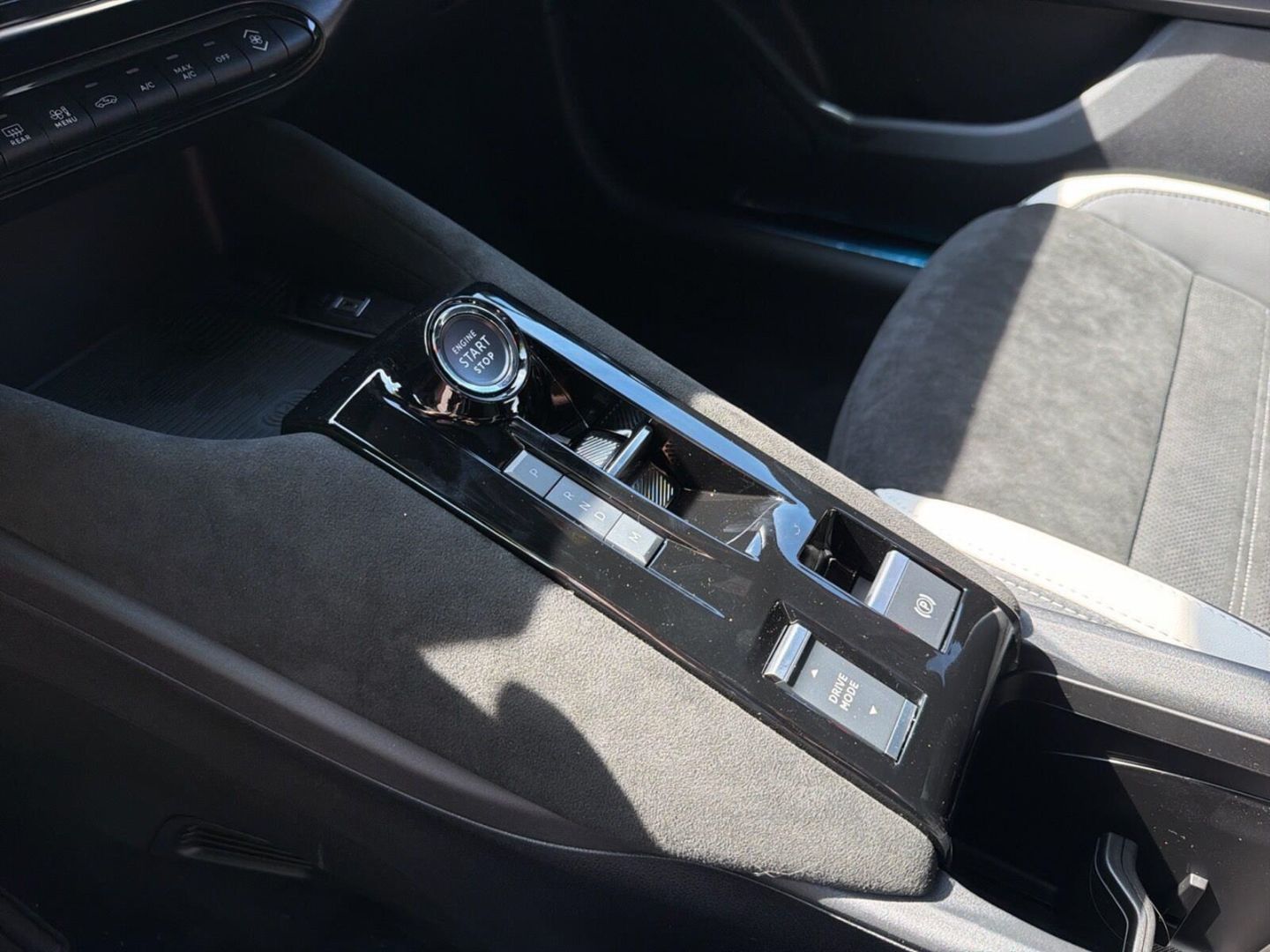 Fahrzeugabbildung Alfa Romeo Junior Ibrida Sport Speciale 1,2 VGT 107kW MY26
